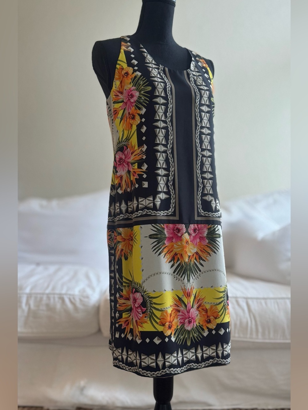 Chic vintage Julian Taylor New York tropical scarf print sleeveless silk dress